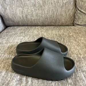 Onyx Yeezy Slides 🖤
